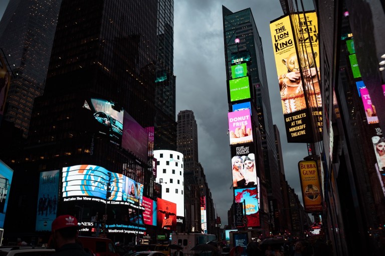 WHAT DIGITAL SIGNAGE CAN DO FOR YOU TO CONNECT WITH YOUR CUSTOMERS